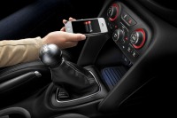 スマートフォンを車内でワイヤレス充電…クライスラーグループが発表 画像