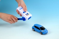 タカラトミー、手回し充電の赤外線RCカーを発売  画像