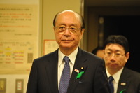 前田国交相 違法性の認識を否定 画像
