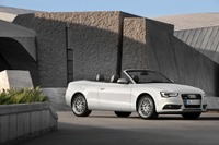 【アウディ A5 改良新型】他車よりも自然に手助けを 画像