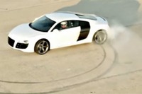 アウディ R8 もFacebookファンに感謝［動画］ 画像