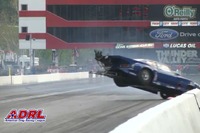 米ドラッグレースで事故、カメラに迫るマシンの瞬間映像[動画] 画像