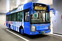 スカイツリーシャトルの専用バス、ガラスルーフ仕様車を公開 画像