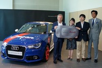 世界に1台のアウディ…“A1サムライブルー”を納車 画像