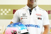 【INDY500 2012】琢磨が予選・決勝で装着するスペシャルカラーのヘルメットを披露 画像