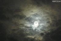 雲の向こうに金環食を観測 画像