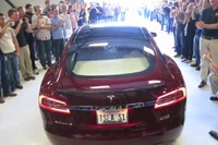 テスラの新型EV、モデルS …量産第1号車を引き渡し［動画］  画像