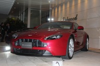 アストンマーチン V8ヴァンテ―ジ 改良…さらにアグレッシブに、90万円値下げ 画像