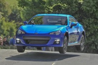 スバル BRZ、マン島TTで大ジャンプ! 画像