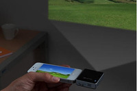 補助バッテリにも使えるiPhone 4S・4用モバイルプロジェクター 画像