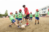 ボッシュ、岡崎選手を招いてサッカー教室を被災地で開催 画像