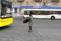 これがロシア流?!  路線バスを止める方法[動画] 画像
