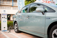 【トヨタ プリウスPHV】実用性はさながら電動アシスト自転車のよう…島崎七生人 画像