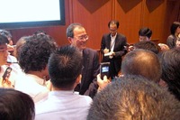 ソフトバンクのプラチナバンド提供開始…KDDI 田中社長「気にしていない」 画像
