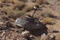 Google ストリートビューカメラカーが崖下に転落？…Google「十中八九当社の車両ではない」［動画］ 画像