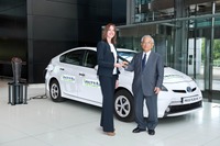 トヨタ プリウス PHV、英国第1号車…豊田章一郎名誉会長から納車 画像
