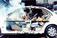 チャイルドシートを正しく付けないと怖いぞぉ! 衝突実験映像を公開 画像