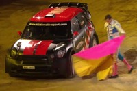 MINI ジョンクーパーワークス WRC、闘牛と対決?!［動画］ 画像
