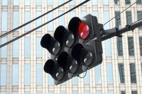 前方の信号に気をとられ、手前から出てきた自転車を見落とす 画像