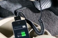 サンワサプライ、ケーブルが絡まないiPhone用カーチャージャーを発売 画像