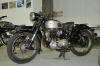 【昭和30年代モーターサイクル】重厚な作りが魅力…サンヨー YS54（1954）［写真蔵］ 画像
