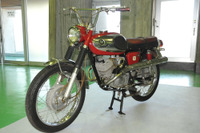 【昭和30年代モーターサイクル】 2ストローク2気筒スクランブラーのブリジストン ハリケーン（1967）［写真蔵］ 画像