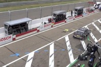 ラルフ・シューマッハ、DTMでアクシデント…ピットクルー4名が負傷［動画］ 画像