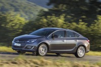 【モスクワモーターショー12】オペル アストラ に4ドアセダン…ビュイックの兄弟車 画像