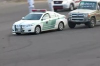 中東ドリフト族、取り締まりの警察に逆襲［動画］ 画像