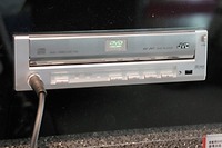 【会田肇のオーディオEXPOレポート】ここまで本気、DVD対応AVカー 画像