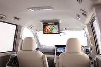 富士通テン、首振り機構搭載のリアモニターを発売 画像