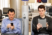 デルタ航空、米国外の空港で初の充電ステーションを成田空港に設置 画像