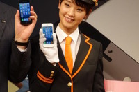 【iPhone 5】au 発売セレモニー…剛力彩芽さんが車掌姿で登場［写真蔵］ 画像