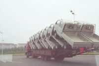 過積載すぎる車両運搬車、1度に18台を輸送…中国［動画］ 画像