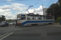 ランナーを襲った悲劇…後方から路面電車［動画］ 画像