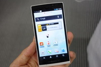 女性にも持ちやすいXi対応「AQUOS PHONE si SH-01E」、28日に予約受付開始 画像