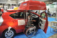 【福祉機器展12】様々な車種に取り付け可能な車椅子収納装置…新型Auto Box 画像