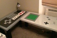 ゲームボーイ＆ファミコンコントローラーモチーフの机 画像