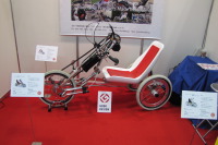 【福祉機器展12】手でこぐ三輪自転車は完全オーダーメード製 画像