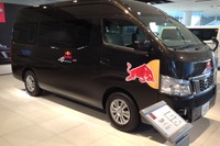 【F1 日本GP】日産、NV350キャラバンをレッドブルに供与…クリスチャン・ホーナーもご満悦 画像