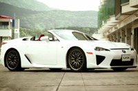 レクサスLFA、世界に1台のスパイダーに試乗［動画］ 画像