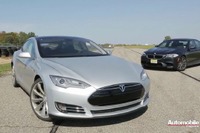 テスラの新型EV、モデルS…BMW M5 と加速競争［動画］ 画像