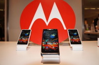 ソフトバンク、強度は鋼鉄の5倍!Motorolaスマホ「RAZR M 201M」 画像