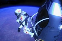 地上3万9045m、成層圏からの音速超えスカイダイビング 画像