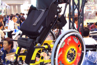 【福祉機器展04】座ったまま立つ? …スタンディング車いす 画像
