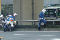 【ついに来たぞ改正道交法】ドライバーから見えにくい位置に警察官は立つ 画像