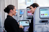 エミレーツ航空、客室乗務員の機内サービス業務に最新タブレットを採用 画像