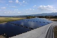 鶴の越冬地に設置された環境調和型メガソーラーが稼働開始 画像