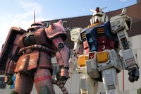 実物大ガンダムの横にシャア専用ザクが並ぶ 画像