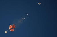 NASA、オリオン宇宙船のバックアップ・パラシュート実験を完了 画像